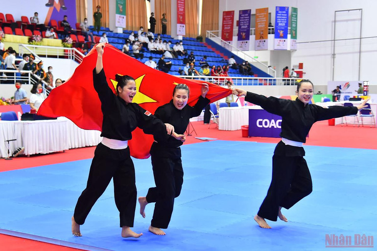 Niềm vui của các võ sĩ Việt Nam sau khi giành huy chương Vàng. Bài biểu diễn mang về tấm huy chương Vàng đầu tiên cho Pencak Silat Việt Nam tại SEA Games 31 -7