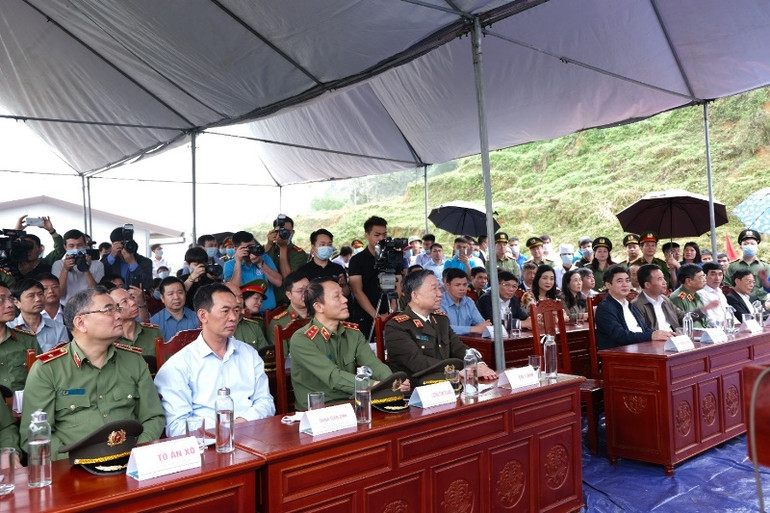 Vietcombank hỗ trợ 30 tỷ đồng xây nhà cho hộ nghèo huyện Mường Lát (Thanh Hóa) -0