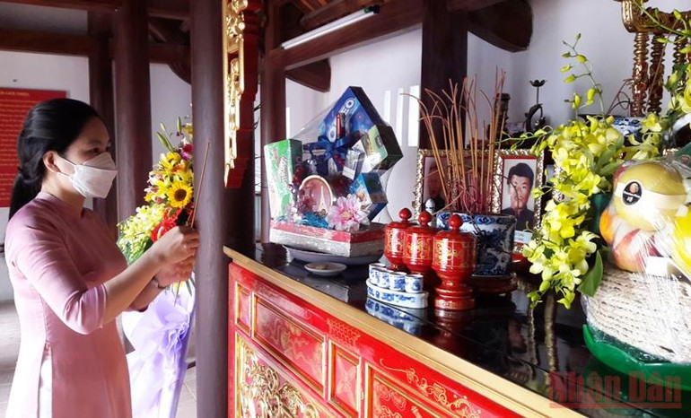 Thế hệ hôm nay dâng hương tưởng niệm các đảng viên Cộng sản tiền bối. Triển lãm ảnh Bác Hồ với Thanh Hóa -0