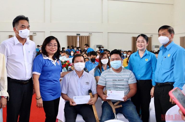 Trao hỗ trợ công nhân lao động là đoàn viên công đoàn, công nhân lao động không may bị tai nạn lao động, bệnh nghề nghiệp. Nhiều hoạt động tại Bình Dương trong Tháng công nhân và Tháng hành động về an toàn, vệ sinh lao động -0