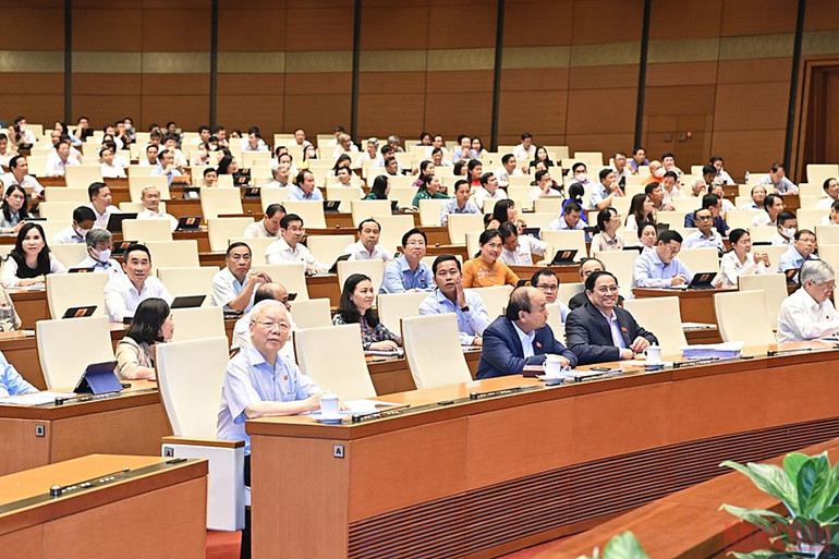 Tổng Bí thư Nguyễn Phú Trọng, Chủ tịch nước Nguyễn Xuân Phúc, Thủ tướng Phạm Minh Chính, Chủ tịch Ủy ban Trung ương Mặt trận Tổ quốc Việt Nam Đỗ Văn Chiến cùng các vị đại biểu Quốc hội khóa XV dự phiên chất vấn và trả lời chất vấn. Quốc hội bước vào phiên chất vấn và trả lời chất vấn với nhiều câu hỏi, vấn đề được cử tri quan tâm -0