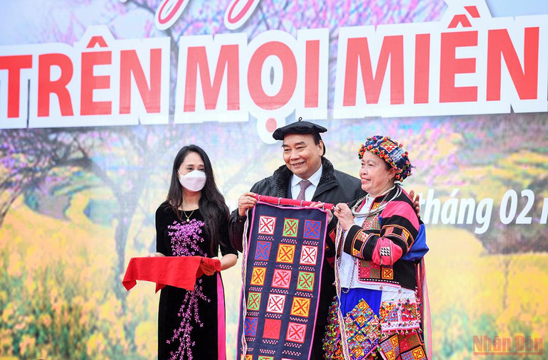 Chủ tịch nước Nguyễn Xuân Phúc dự Ngày hội “Sắc Xuân trên mọi miền Tổ quốc” năm 2022 -0