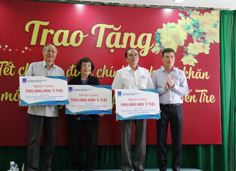 Trao 1.500 suất quà Tết tại Bến Tre -0