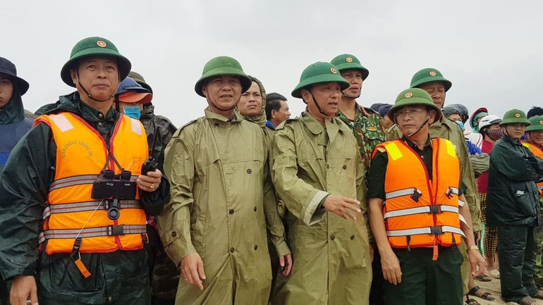 Tiếp tục cứu chín người mắc kẹt trên tàu Vietship 01 -0