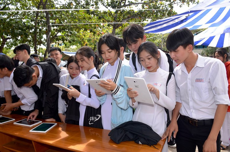 Các học sinh trải nghiệm ứng dụng công nghệ thông tin tra cứu tư liệu về biển đảo, được tích hợp trên máy tính bảng. Triển lãm số “Hoàng Sa, Trường Sa của Việt Nam-Những bằng chứng lịch sử và pháp lý” -0