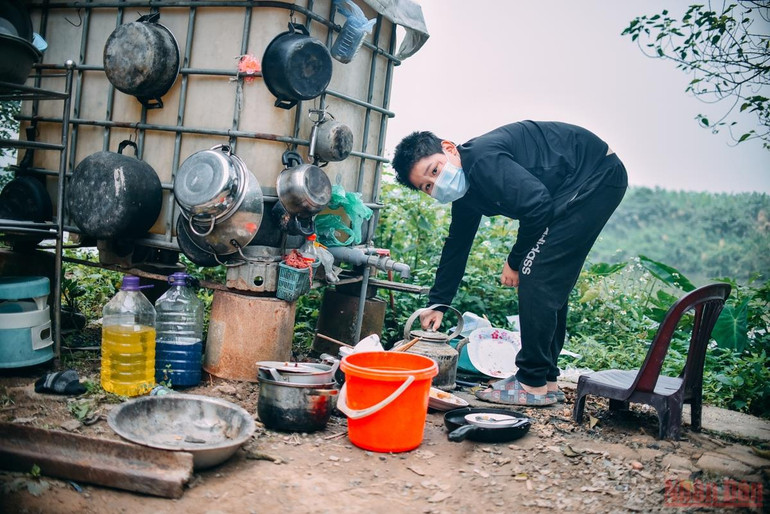 Những ngày cận Tết ở “xóm nhà phao” -0