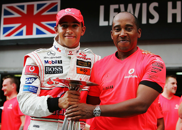 Lewis Hamilton chia sẻ: "Anh mang ơn cha mình (ông Anthony), khi thành công tại đường đua F1 năm 2007. Lewis Hamilton và hành trình tìm kiếm ý nghĩa của chiến thắng -0