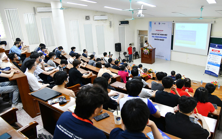 Nhiều hoạt động kết nối thiết thực, hấp dẫn tại Ngày hội việc làm Công nghệ - UET Jobfair 2022 -0