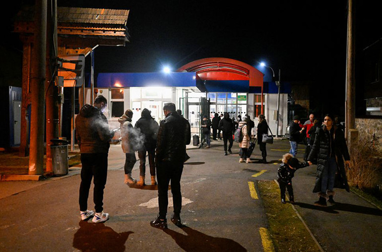 Hàng nghìn người Ukraine sang lánh nạn tại các nước láng giềng -0