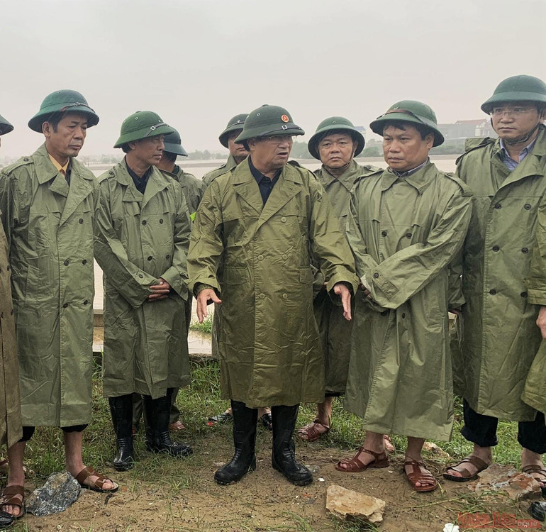 Phó Thủ tướng Trịnh Đình Dũng kiểm tra công tác ứng phó lũ lụt tại Quảng Bình. Phó Thủ tướng Trịnh Đình Dũng thăm, động viên người dân vùng lũ Quảng Bình -0