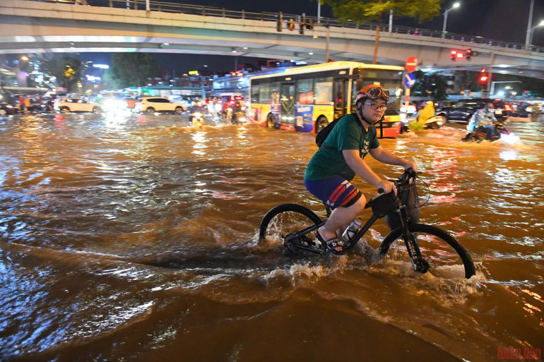 Hình ảnh nhiều tuyến phố ở Hà Nội ngập, ùn tắc do mưa lớn -1