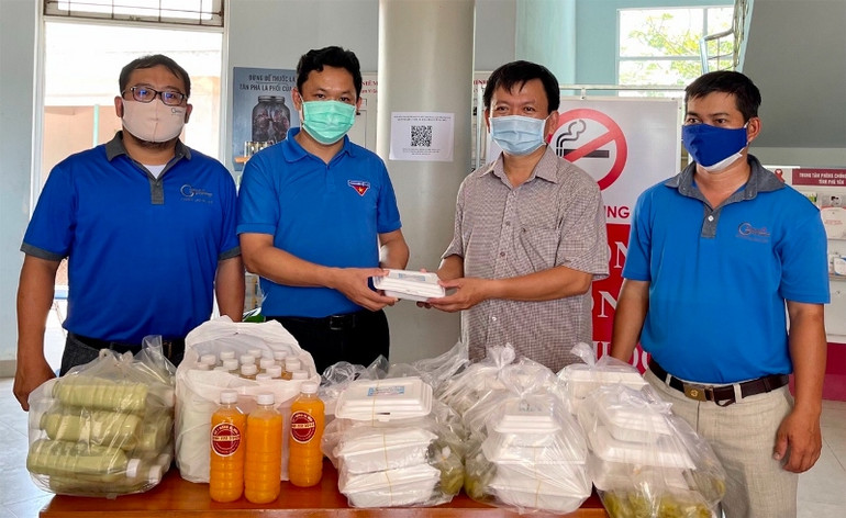 Bếp nhà từ tâm trao tặng cơm cho CDC Phú Yên. (Ảnh: TTXVN) Bếp 0 đồng phục vụ chống dịch Covid-19 -0