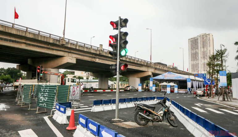 Cận cảnh cầu vượt thấp hồ Linh Đàm trước ngày khánh thành -0