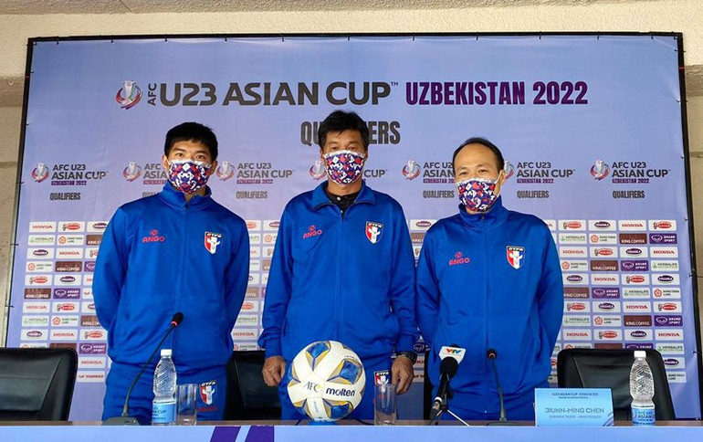 HLV Jiunn Ming Chen (giữa). (Ảnh: VFF) HLV Park: “Hãy tin tưởng và động viên các cầu thủ U23 Việt Nam” -0