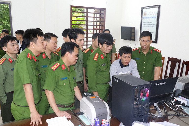 Lực lượng Công an kiểm tra thiết bị sản xuất các tài liệu, chứng chỉ giả. Tiến công đường dây làm giả con dấu tài liệu của cơ quan tổ chức -0