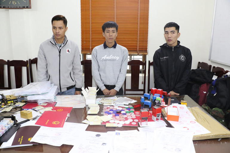Các đối tượng Đặng Duy Minh, Nguyễn Ngọc Huyên và Đặng Văn Sáng cùng các tang vật vụ án. Tiến công đường dây làm giả con dấu tài liệu của cơ quan tổ chức -0