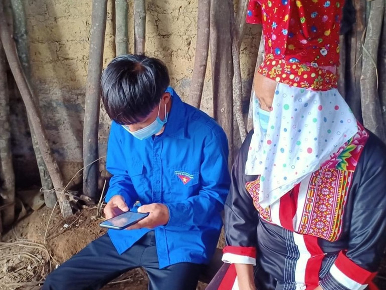 Người dân tộc thiểu số ở Quảng Ninh được thanh niên tình nguyện hướng dẫn cài Bluezone. Nhờ chiến dịch vận động thành công mà Quảng Ninh đang trong top 5 địa phương có tỷ lệ cài đặt Bluezone cao nhất cả nước. Thấm đẫm màu áo xanh tình nguyện trong chiến dịch vận động cài Bluezone -0