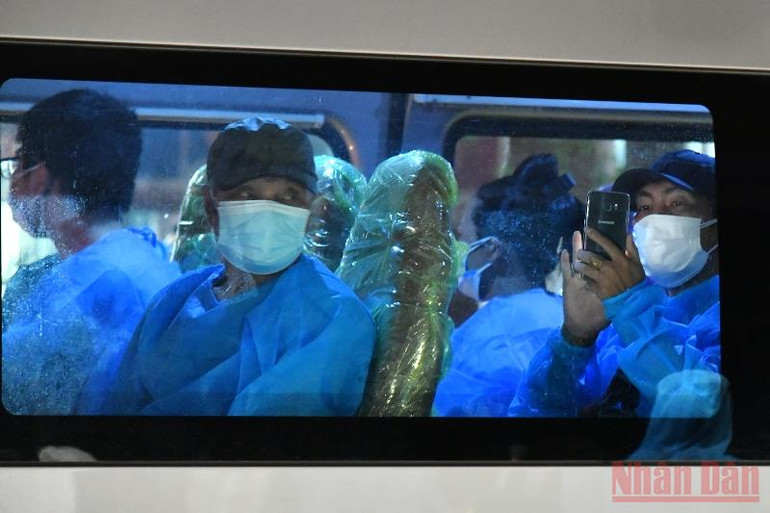 Di dời người dân tại “điểm đỏ” phường Thanh Xuân Trung đến nơi an toàn -0