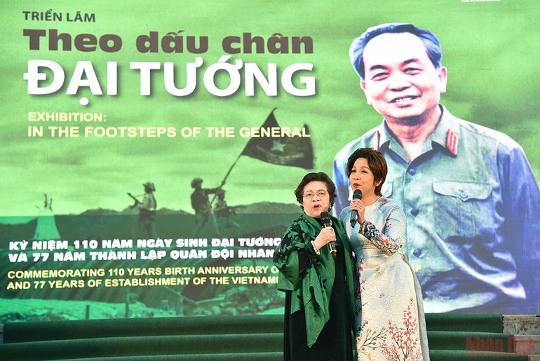 Tác giả Nguyễn Thị Mỹ Dung song ca cùng ca sĩ Mỹ Linh. Triển lãm -0