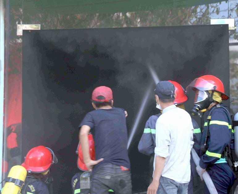 Cháy lớn tại một quán bar ở Cà Mau -1