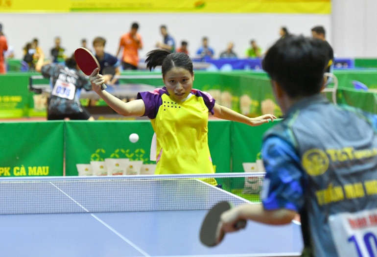 “Hoa khôi” bên bàn bóng -0