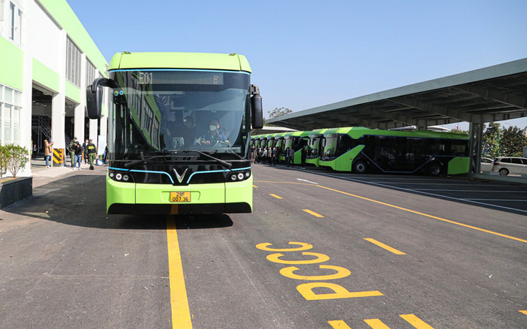 Chiếc xe bus điện đầu tiên chính thức lăn bánh đón khách. Hà Nội chính thức đưa vào khai thác tuyến xe bus điện đầu tiên -0