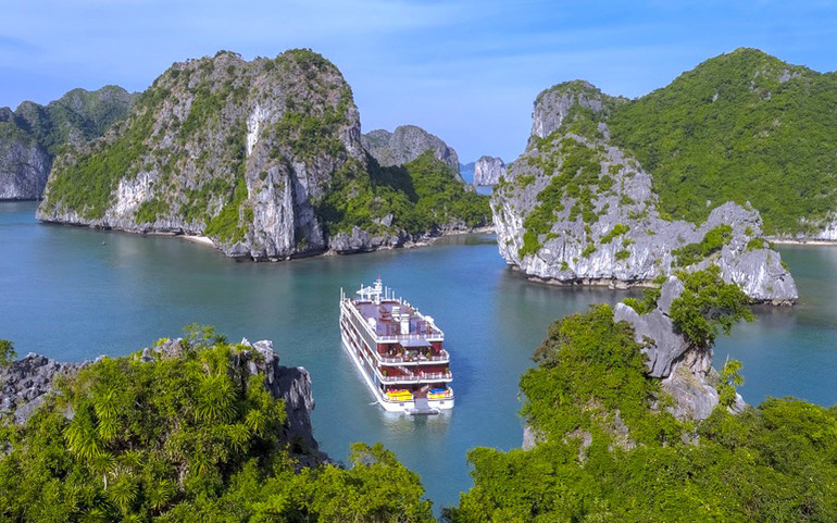 Thong dong trong vịnh Lan Hạ bằng du thuyền là một cách thư giãn khó quên. (Ảnh: TheLEADER). Cuối tuần ở vịnh Lan Hạ -0