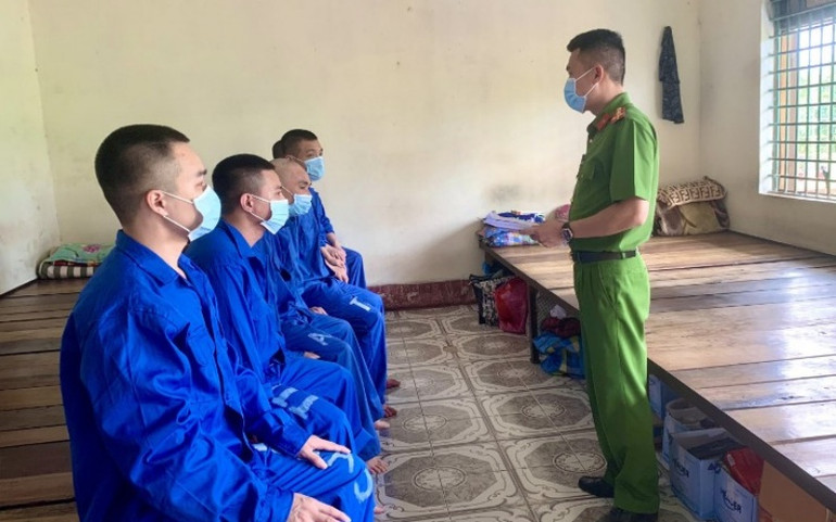 Cán bộ quản giáo Trại tạm giam Công an tỉnh Quảng Ninh tuyên truyền, quán triệt nội dung về bầu cử cho người bị tạm giam. baucu2-1621471499620.jpg