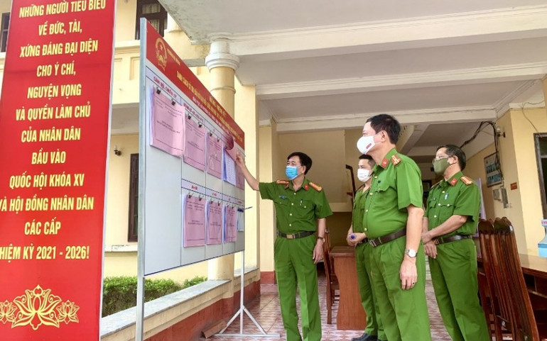 Lãnh đạo Trại tạm giam Công an tỉnh Quảng Ninh kiểm tra công tác chuẩn bị bầu cử tại đơn vị. baucu3-1621471531281.jpg