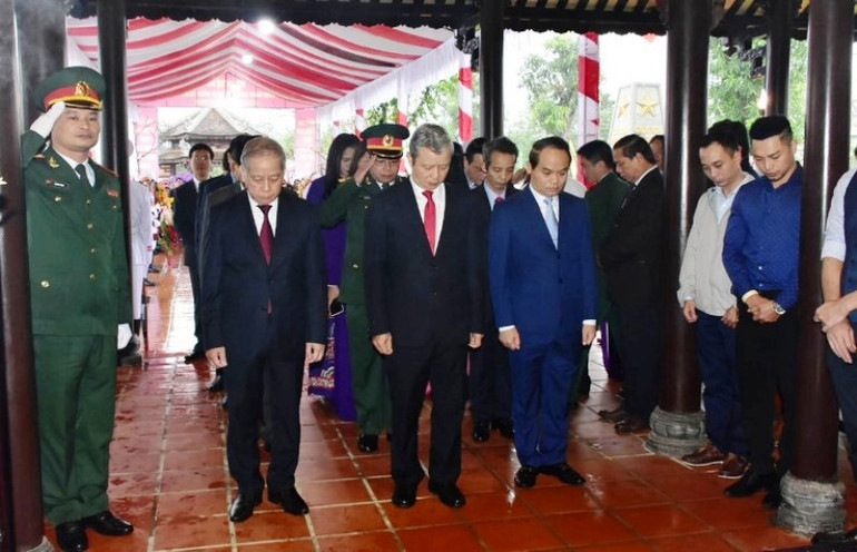 Thủ tướng Nguyễn Xuân Phúc dâng hương kỷ niệm 100 năm Ngày sinh Chủ tịch nước Lê Đức Anh -0