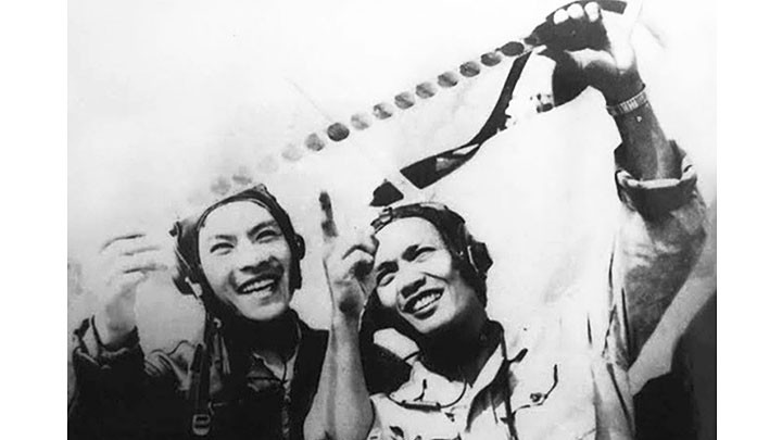 Hai phi công Trần Hanh (phải) và Phạm Ngọc Lan kiểm tra phim xạ kích sau trận đánh ngày 4-4-1965. Ảnh tư liệu Ký ức giữ vùng trời Tổ quốc -0