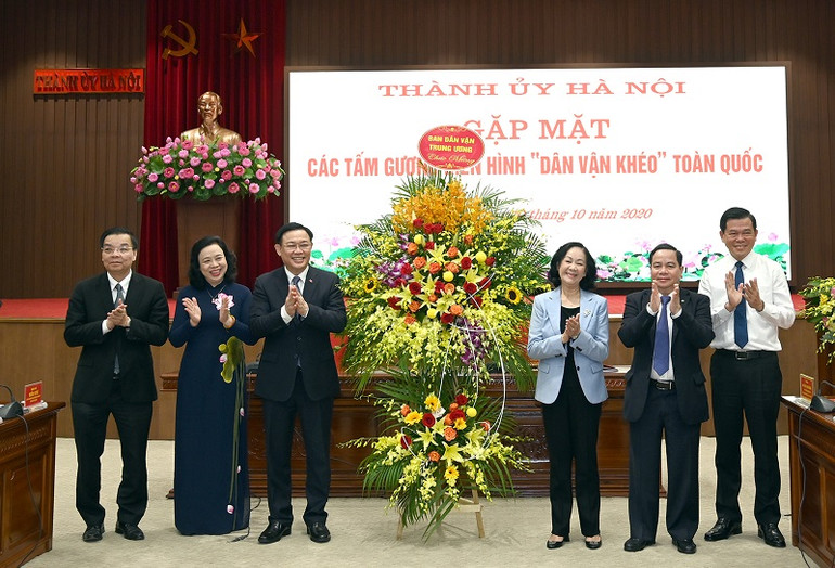Đồng chí Trương Thị Mai, Ủy viên Bộ Chính trị, Bí thư TƯ Đảng, Trưởng ban Dân vận Trung ương tặng hoa chúc mừng các đồng chí lãnh đạo Thành ủy Hà Nội. Hà Nội gặp mặt các tấm gương điển hình “Dân vận khéo” toàn quốc -0