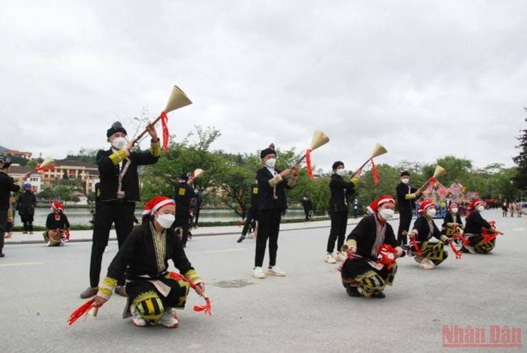 Tưng bừng canaval đường phố Sa Pa -0