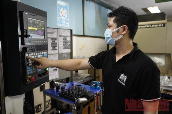 Người lao động Công ty ICHI Việt Nam yên tâm làm việc trong môi trường an toàn “vùng xanh doanh nghiệp”. (Ảnh: NGUYÊN TRANG). Nhân rộng mô hình “vùng xanh doanh nghiệp” -0