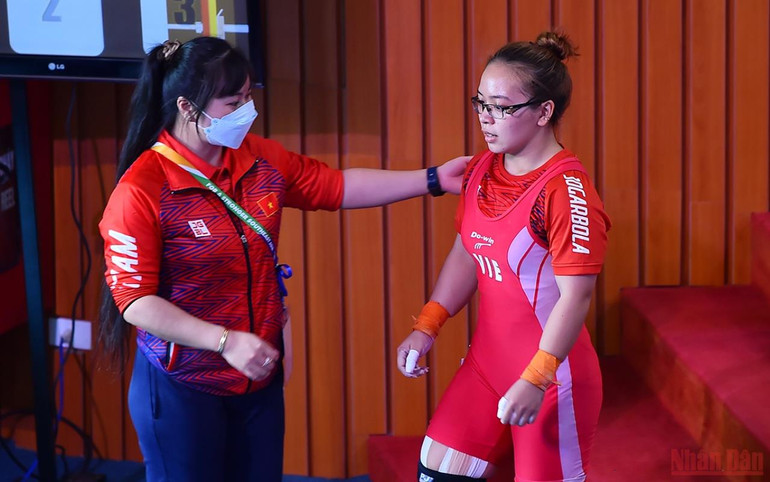 Với việc thất bại ngay ở lần Cử giật đầu tiên, huấn luyện viên ngay lập tức có những chỉ đạo để giữ vững tinh thần cho cô gái trẻ ở những lần thi tiếp theo. 12_1-1652971647198.jpg