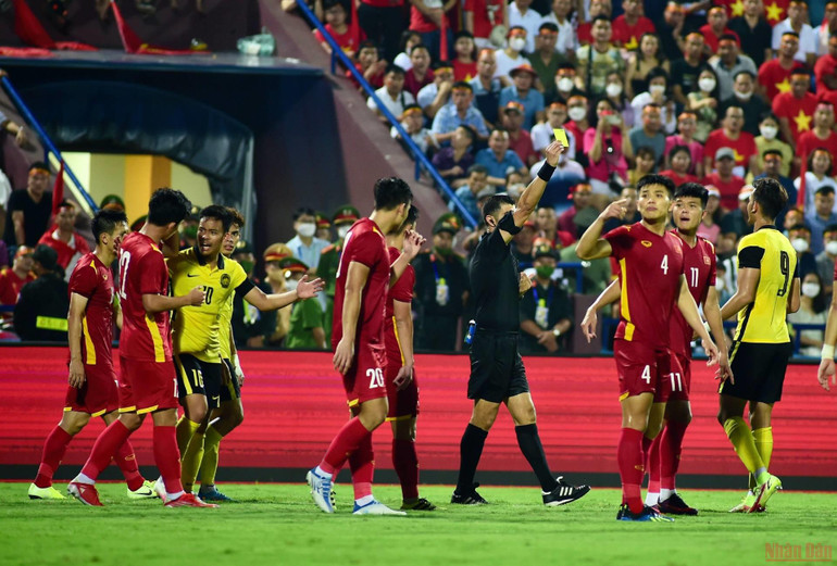 (Ảnh: Trần Hải) (Hiệp 2) U23 Việt Nam 0-0 U23 Malaysia: Văn Xuân rời sân bằng cáng -0