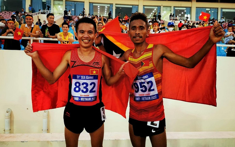 Felisberto De Deus cùng Lê Văn Thao. (Ảnh: seagames2021.com) Felisberto De Deus - người làm nên dấu mốc lịch sử cho điền kinh Timor Leste -0