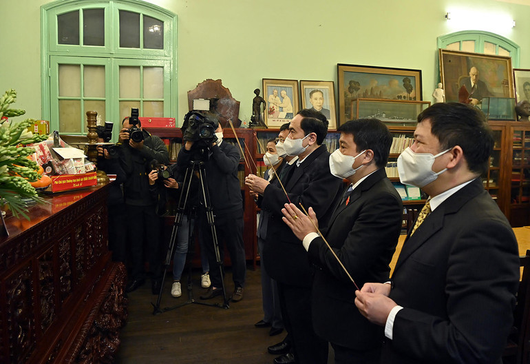 Thắp hương tưởng niệm các đồng chí nguyên lãnh đạo Đảng, Nhà nước qua các thời kỳ -0