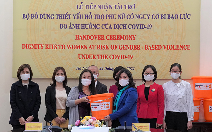UNFPA trao 2.750 bộ đồ dùng thiết yếu hỗ trợ phụ nữ, trẻ em gái có nguy cơ bị bạo lực do ảnh hưởng của dịch Covid-19. (Ảnh: UNFPA) Việt Nam và UNFPA tiếp tục giữ vững cam kết: “Không để ai bị bỏ lại phía sau” -0