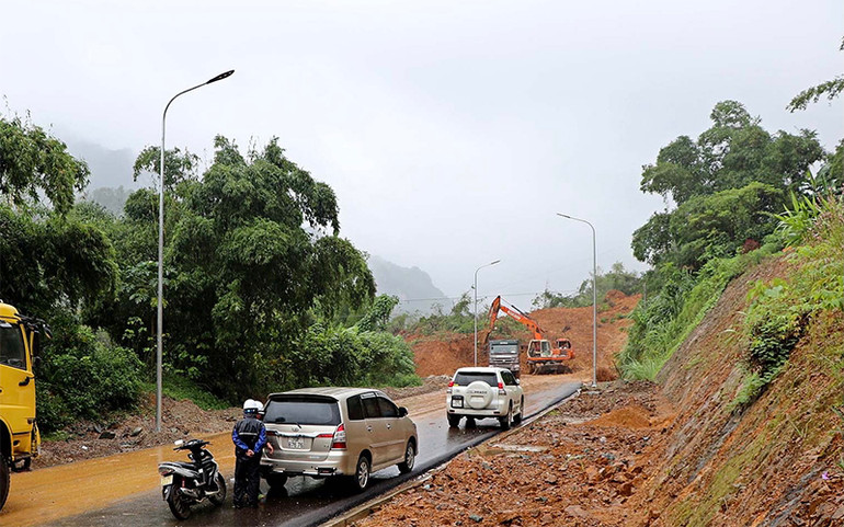 Mưa lớn gây sạt lở tại Hoà Bình -0