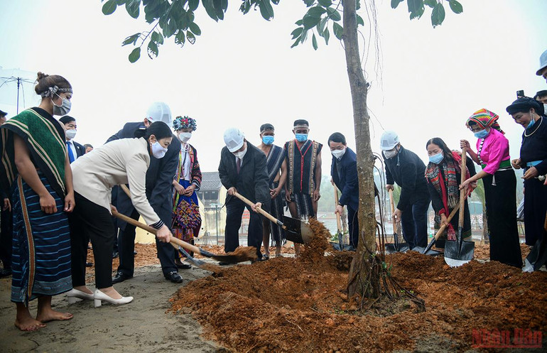 Chủ tịch nước Nguyễn Xuân Phúc dự Ngày hội “Sắc Xuân trên mọi miền Tổ quốc” năm 2022 -0