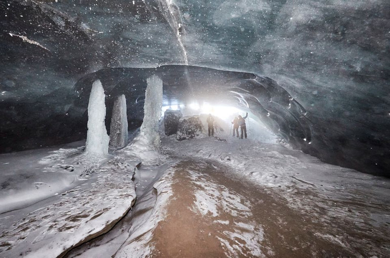 Khám phá động băng xanh tuyệt đẹp ở Thụy Sĩ -0