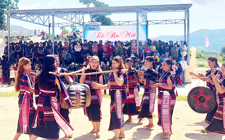 Lễ ra mắt đội chiêng nữ xã Ya Hội, huyện Đắk Pơ (Gia Lai). Ảnh: ĐỨC THỦY Giữ gìn di sản cồng chiêng Tây Nguyên -0