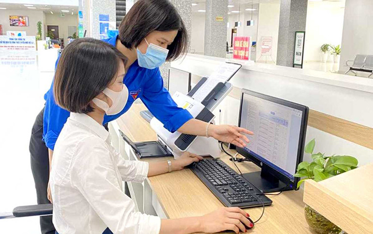 Hướng dẫn người dân đăng ký thủ tục hành chính qua mạng tại Trung tâm Hành chính công tỉnh Quảng Ninh.Ảnh: QUANG THỌ Đẩy nhanh chuyển đổi số -0