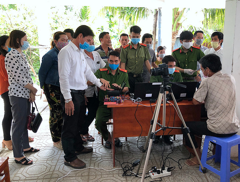 Các tổ cấp CCCD được lưu động xuống tận xã, phường để tiện cấp thẻ cho người dân, đẩy nhanh tiến độ. Cà Mau nỗ lực cấp thẻ căn cước công dân -0