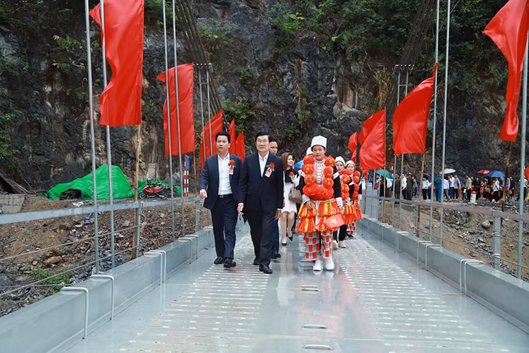 Người dân xã “ốc đảo” Thượng Tân vui mừng có cây cầu mới -0