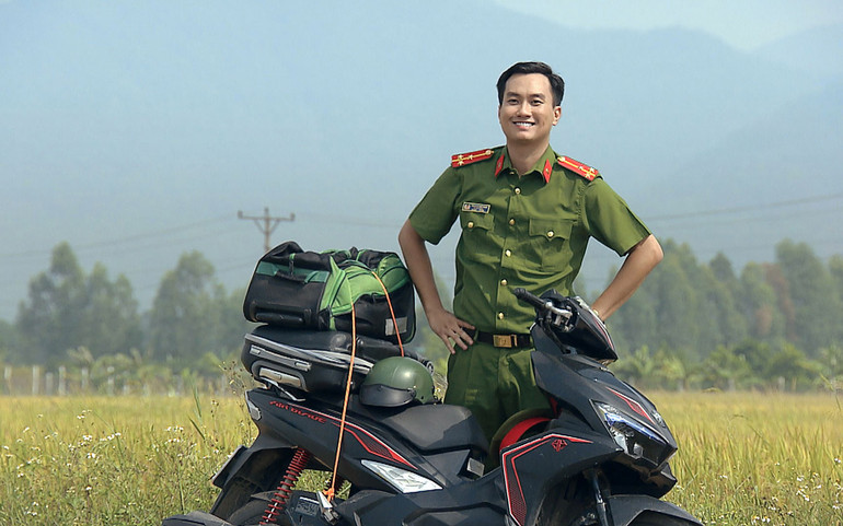Anh Tuấn trong vai trưởng công an xã Nam. Doãn Quốc Đam và Duy Hưng trở lại ở “Phố trong làng” -0
