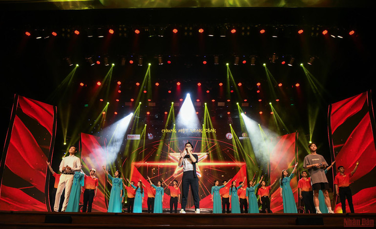 Những khâu cuối cùng cho sự kiện đặc biệt đã cơ bản hoàn tất. (Ảnh: THÀNH ĐẠT)