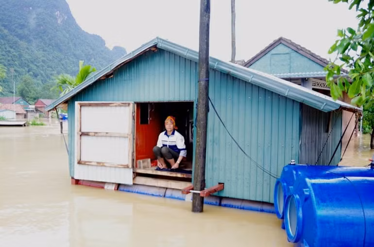 Quảng Bình: Gần 13 nghìn ngôi nhà bị ngập lụt, QL1A bị chia cắt -0