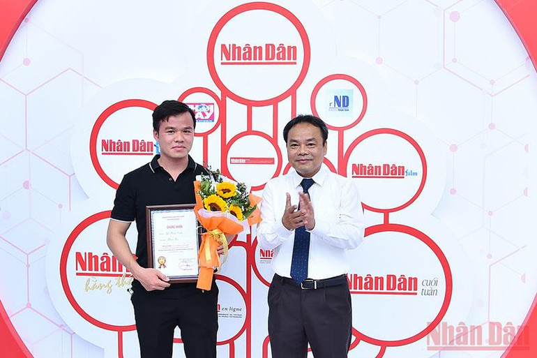 Đồng chí Đinh Như Hoan, Phó Tổng Biên tập Báo Nhân Dân, Chủ tịch Liên Chi hội nhà báo Báo Nhân Dân trao Giải nhất cho đại diện nhà báo Lê Khiếu Minh (Yên Hòa, Cầu Giấy) với tác phẩm “Khai hội”. (Ảnh: THỦY NGUYÊN) Trao giải Cuộc thi sáng tác ảnh nhanh tại Hội báo toàn quốc năm 2022 -0